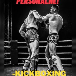 LIMITLESS Massage & Oxygen Therapy Studio - Czarno-białe zdjęcie dwóch mężczyzn w trakcie sparingu kickboxingu na ringu, z napisami 'TRENINGI PERSONALNE!' u góry i '-KICKBOXING -BOKS' u dołu.