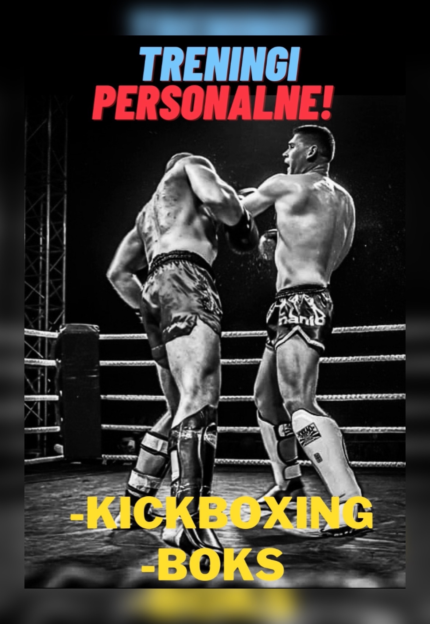 Czarno-białe zdjęcie dwóch mężczyzn w trakcie sparingu kickboxingu na ringu, z napisami 'TRENINGI PERSONALNE!' u góry i '-KICKBOXING -BOKS' u dołu.