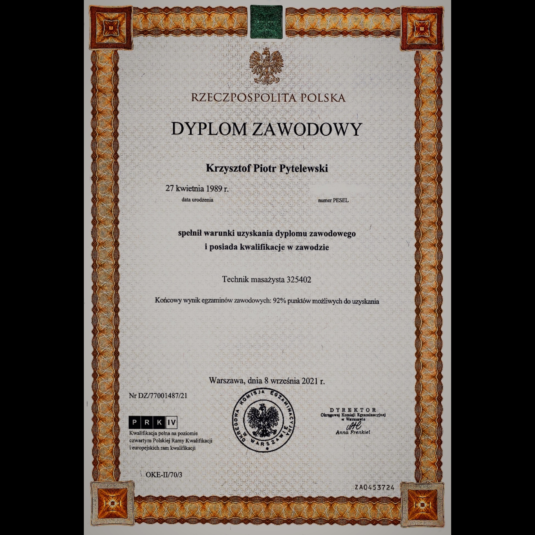 Skan dyplomu zawodowego technika masażysty Krzysztofa Piotra Pytelewskiego, wydanego w Warszawie 8 września 2021 r., z wynikiem egzaminów zawodowych 92%.