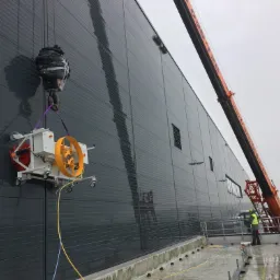 Mycie elewacji fabryki