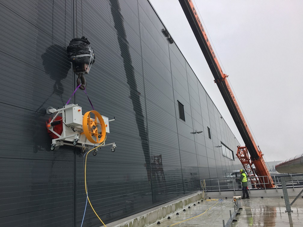 Mycie elewacji fabryki