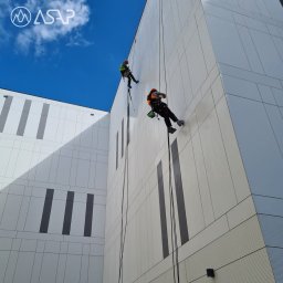 Mycie wysokościowe. https://www.pracewysokosciowe-lodz.pl/mycie-i-czyszczenie/