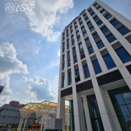 Mycie wysokościowe. https://www.pracewysokosciowe-lodz.pl/mycie-i-czyszczenie/