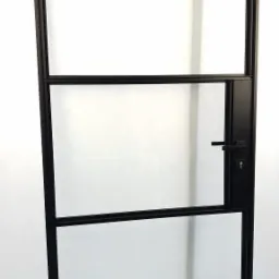 Czarna, przeszklona rama drzwiowa z klamką i zamkiem, widok z bliska na białym tle.