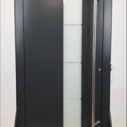 Nowoczesne, grafitowe skrzydło z pionowym, matowym przeszkleniem i długim, srebrnym uchwytem, ustawione na metalowej ramie ekspozycyjnej.