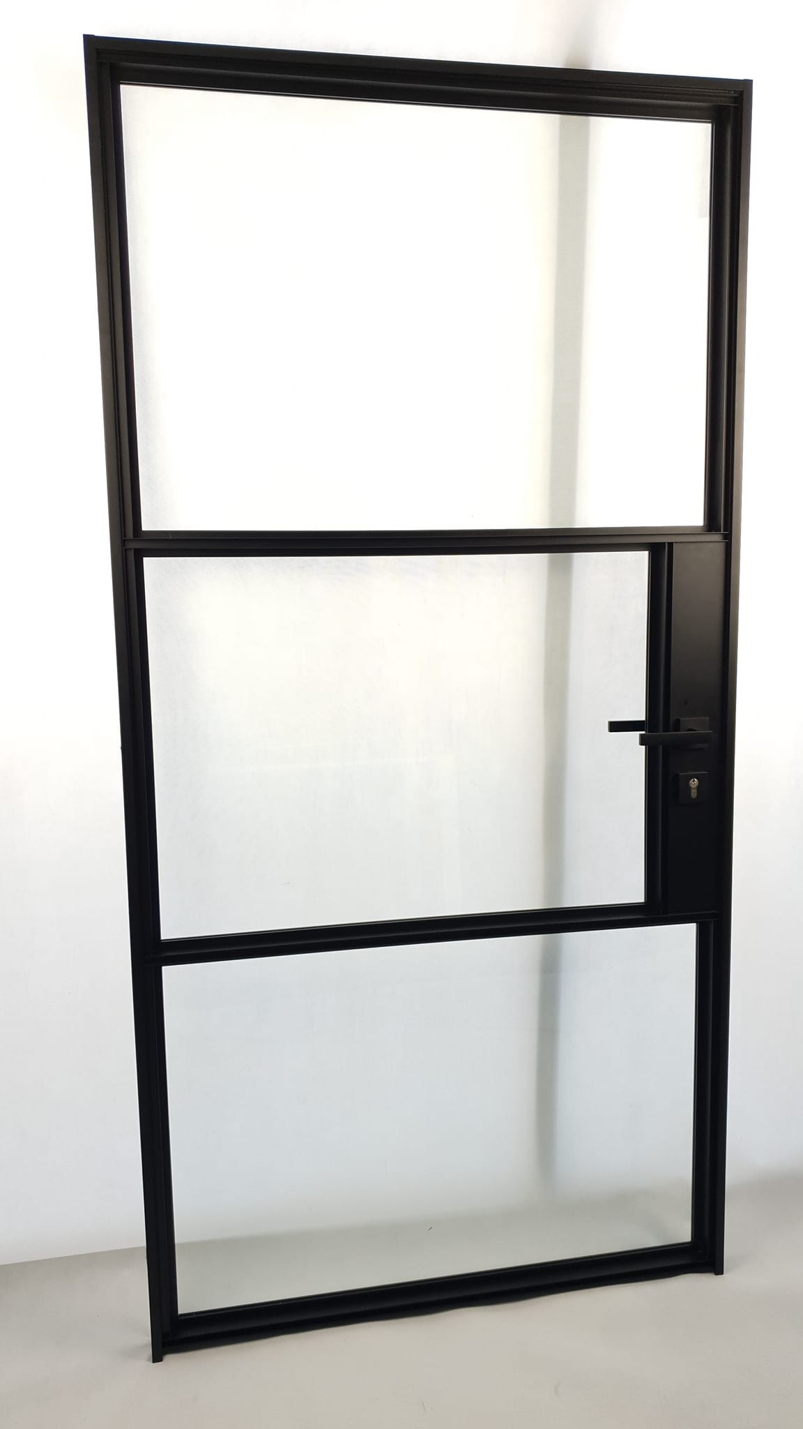 Czarna, przeszklona rama drzwiowa z klamką i zamkiem, widok z bliska na białym tle.