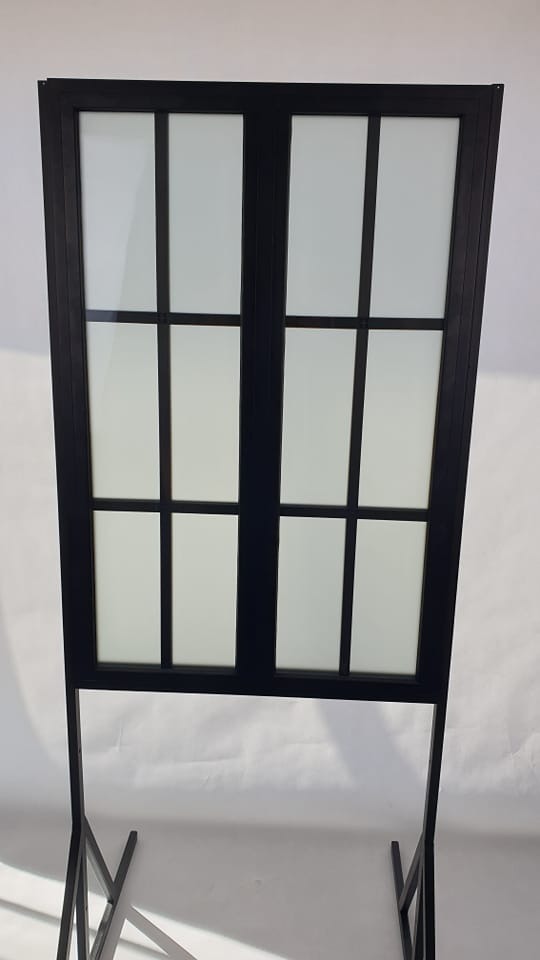 Prezentacja aluminiowej ramy okiennej z szybami mlecznymi, czarne profile, minimalistyczny design, na białym tle.