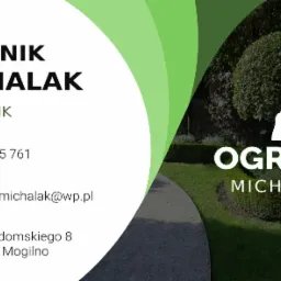 Wizytówka firmy ogrodniczej z zielonym motywem, zawierająca dane kontaktowe, adres, adres e-mail i numer telefonu, na tle stylizowanego ogrodu z sylwetką ogrodnika.