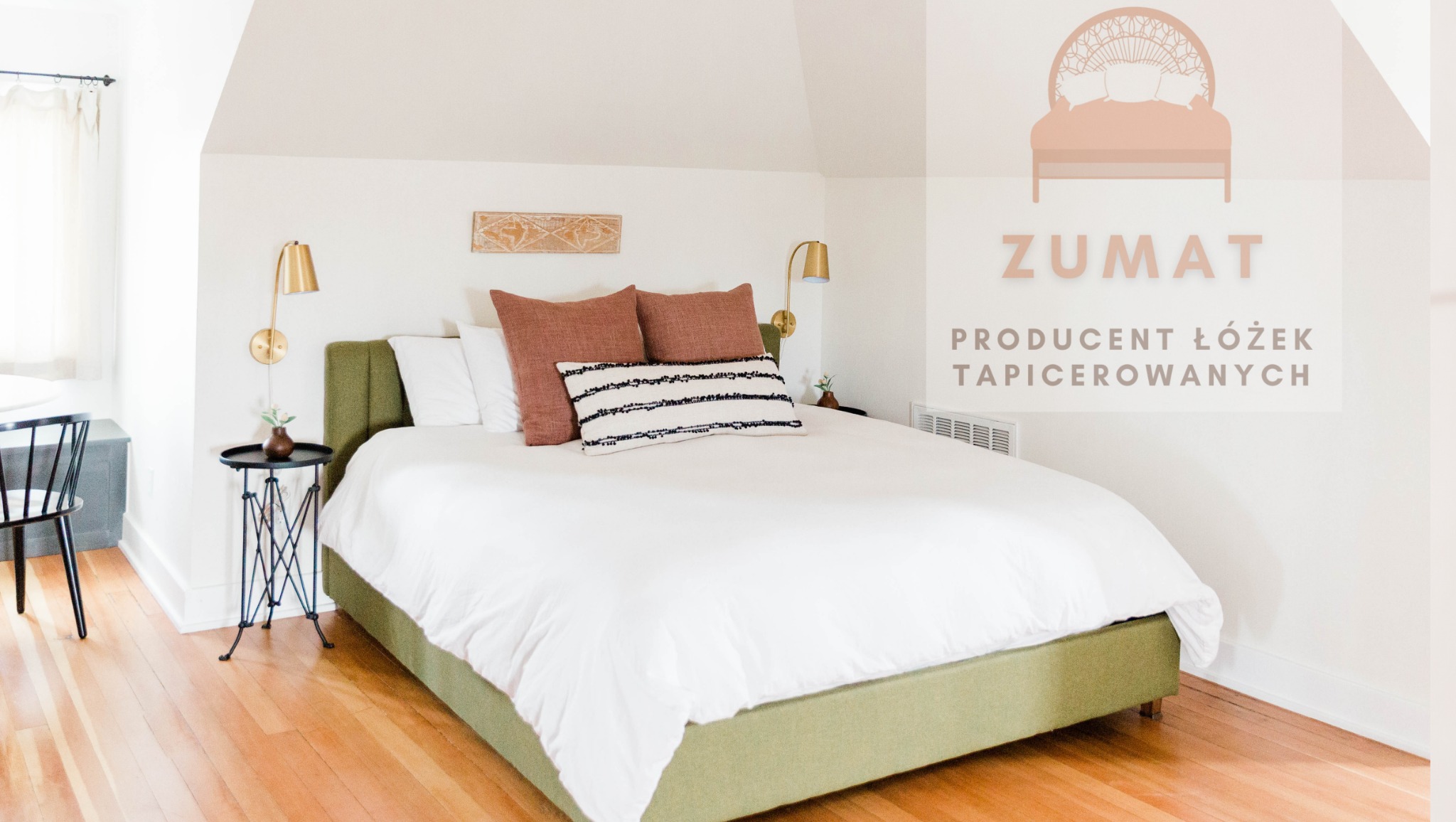 Tapicerowane łóżko z zieloną ramą i białym obiciem, ozdobione brązowymi i czarno-białymi poduszkami, ustawione w jasnym pokoju z drewnianą podłogą i złotymi lampami ściennymi, obok mały stolik...