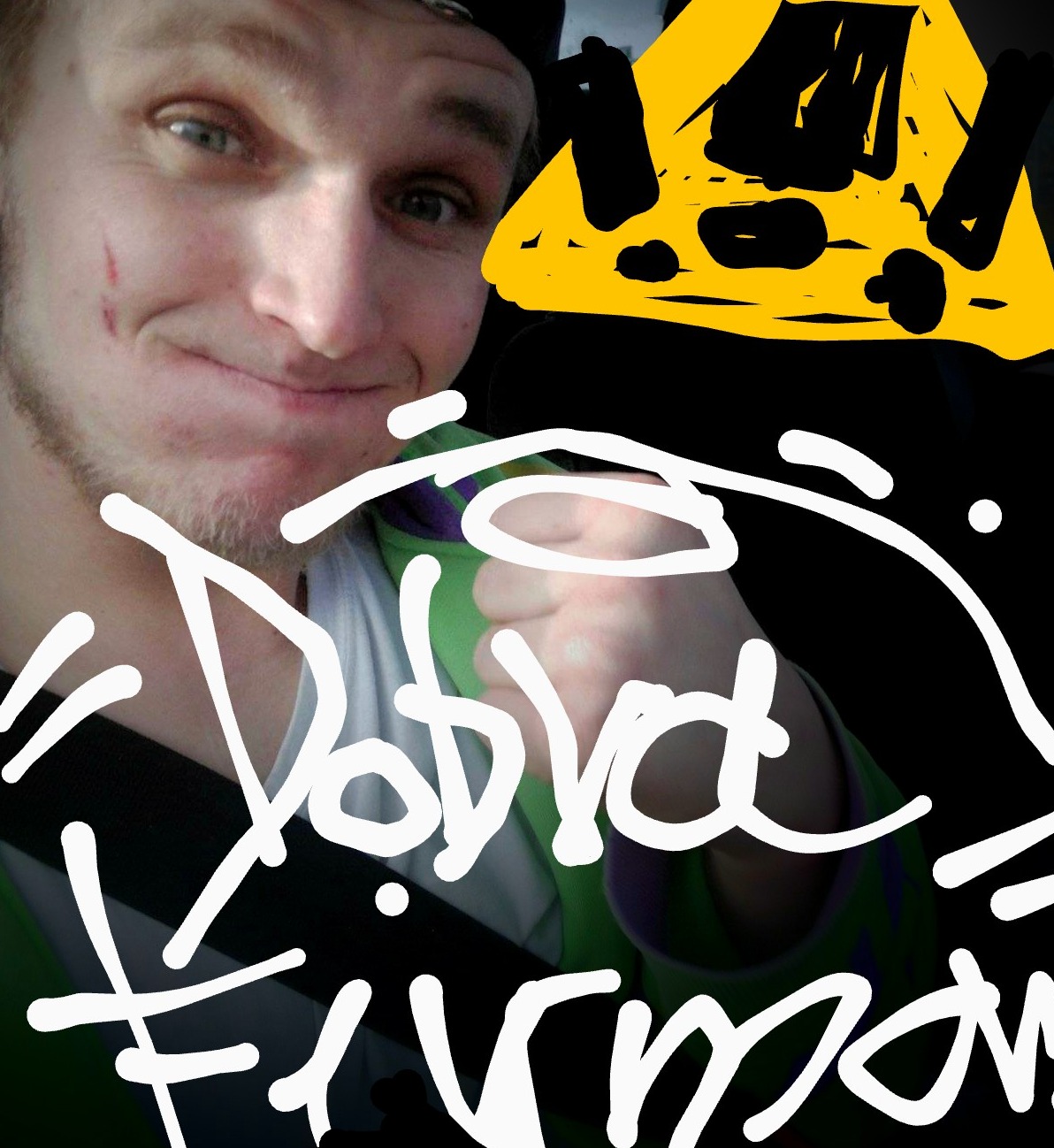 Portret uśmiechniętego mężczyzny z lekkim zarostem, z bandażem na czole, z nałożonymi cyfrowo elementami graficznymi, w tym żółtą ikoną ostrzegawczą i napisem 'Dobra Firma'.