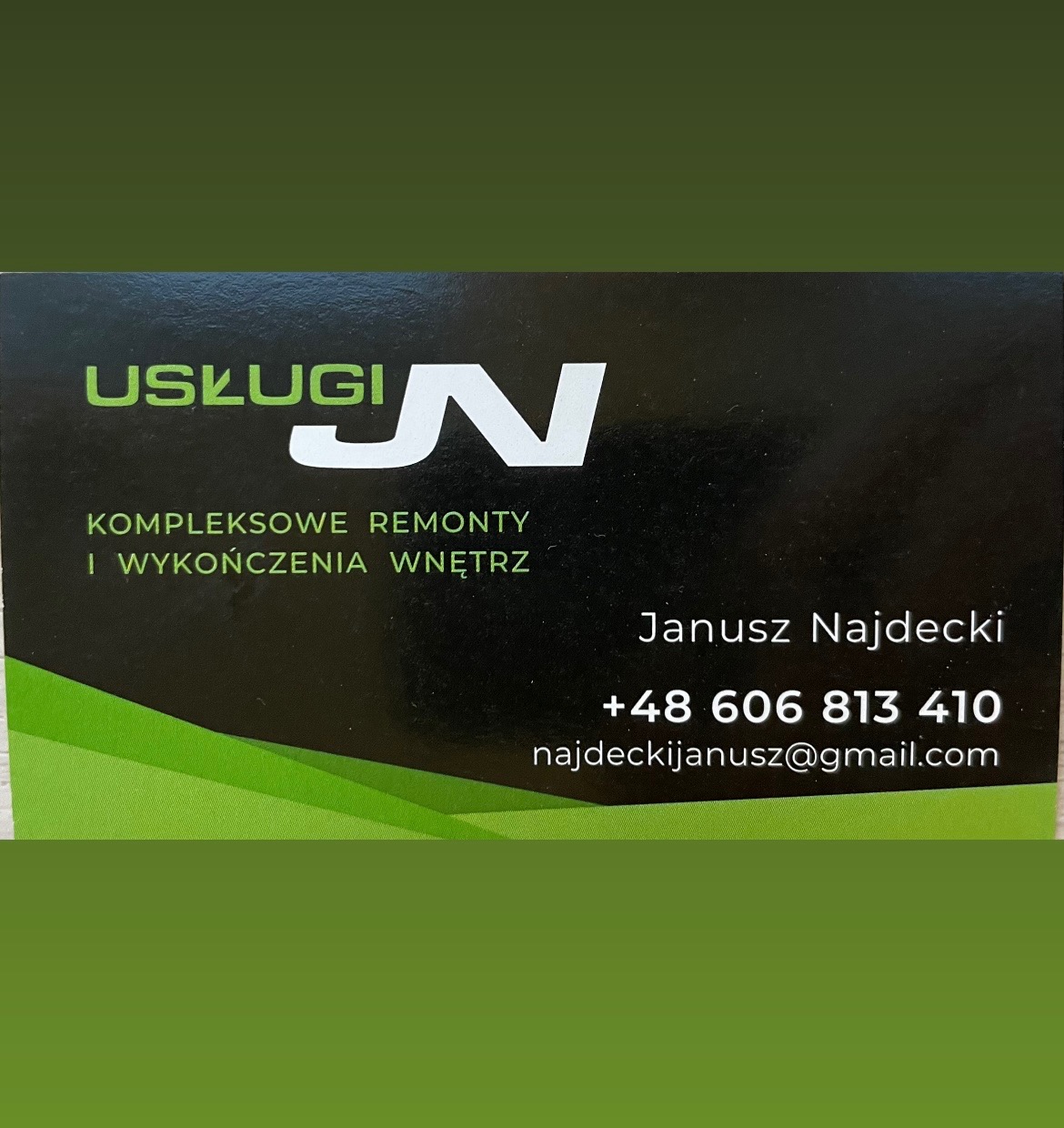Wizytówka firmy remontowej z zielonym akcentem, prezentująca logo 'USŁUGI JN', ofertę kompleksowych remontów i wykończeń wnętrz oraz dane kontaktowe Janusz Najdecki.