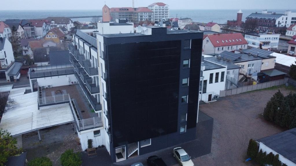 Montaż na fasadzie budynku z użyciem kotew chemicznych, modułów full-black oraz inwerterów Solar Edge.