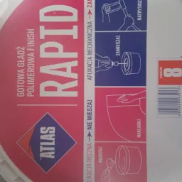 Wiadro z gotową gładzią polimerową Atlas Rapid, z instrukcjami aplikacji ręcznej i mechanicznej, prezentujące logo Atlas i program Fachowiec.