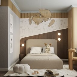 Pina-Studio.pl Natalia Piątkowska - Pokój dziecięcy: beżowe łóżko z pluszowym reniferem, lampa z rattanu, biurko z małpką i drewniane akcenty na ścianie z motywem zwierząt. Przytulna aranżacja.