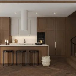 Elegancka kuchnia z wyspą, drewnianą podłogą w jodełkę i schodami z czarną balustradą. Minimalistyczny okap i krzesła barowe z metalową konstrukcją.