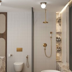 Pina-Studio.pl Natalia Piątkowska - Elegancka łazienka z białymi płytkami, złotą armaturą i marmurowymi akcentami. Widoczna toaleta, prysznic i półki z kosmetykami. Minimalistyczny design z dbałością o detale.