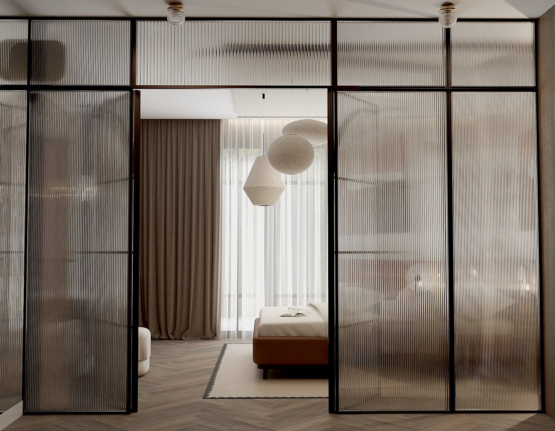 Stylowe drzwi przesuwne z ryflowanego szkła w czarnej ramie, oddzielające sypialnię z beżowymi zasłonami i lampami wiszącymi. Parkiet w jodełkę na podłodze.