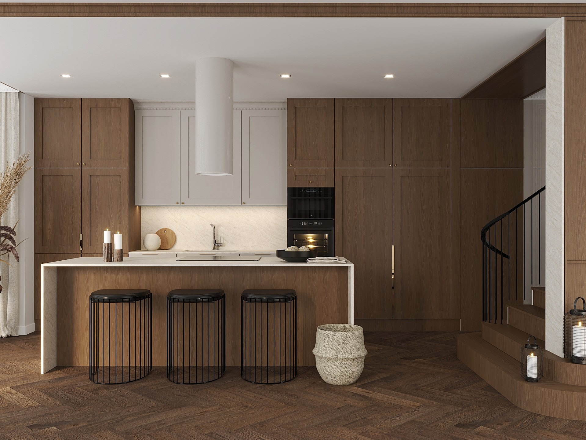 Elegancka kuchnia z wyspą, drewnianą podłogą w jodełkę i schodami z czarną balustradą. Minimalistyczny okap i krzesła barowe z metalową konstrukcją.