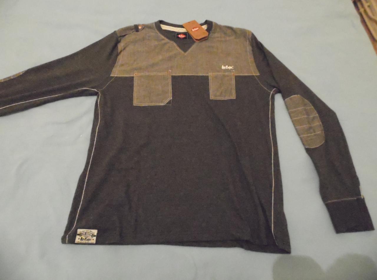 Długi rękaw Lee Cooper, szara koszulka z brązowymi wstawkami na ramionach i kieszeniami, brązowa łata na łokciu, metka przy kołnierzyku.