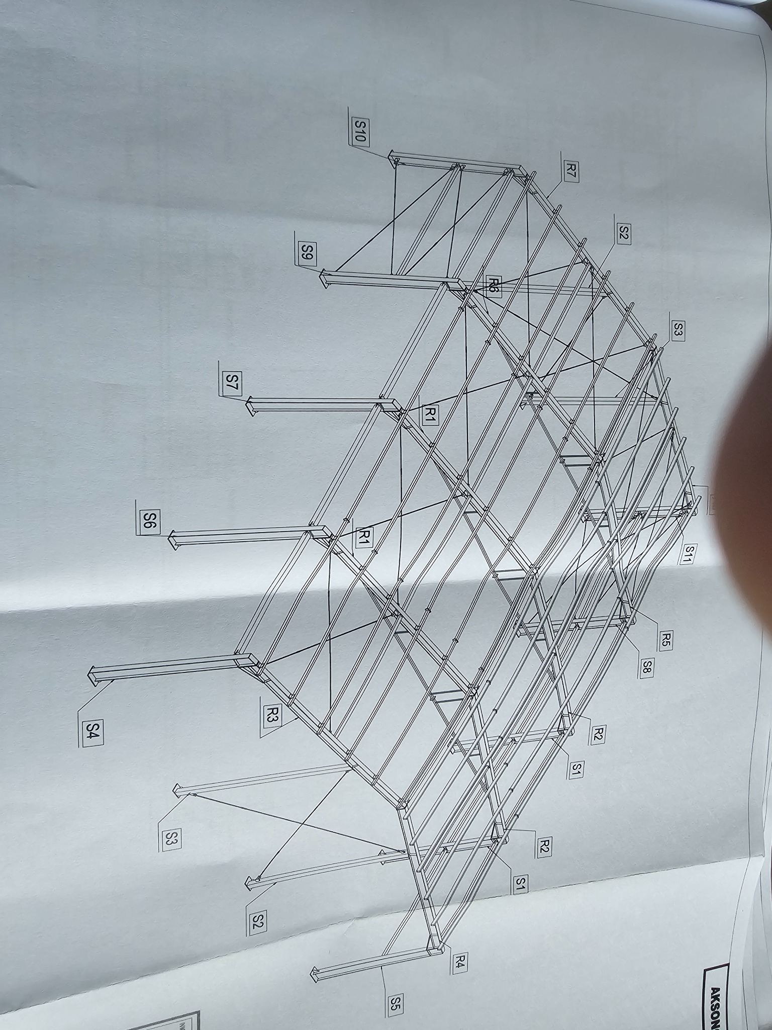 Schemat konstrukcji stalowej hali z oznaczeniami elementów, widok z góry, na białym tle. Plan techniczny z numeracją.