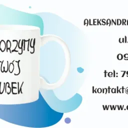 Grafika reklamowa: biały kubek z napisem 'Stworzymy Twój Kubek' na tle abstrakcyjnych plam w odcieniach błękitu, obok dane kontaktowe firmy Aleksandra Bogdańska.