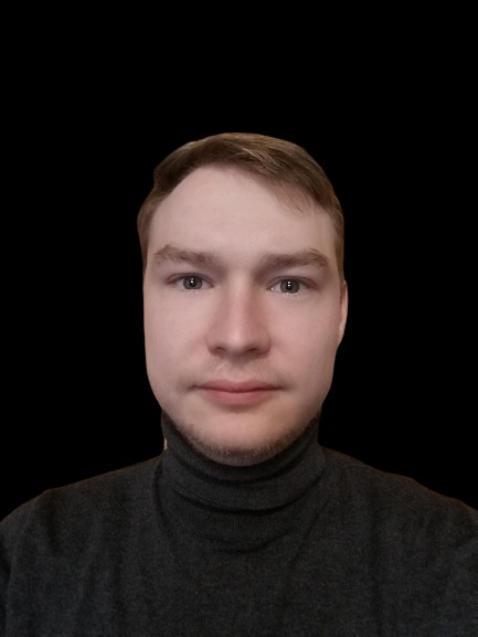 Portret młodego mężczyzny w ciemnoszarym golfie na czarnym tle.