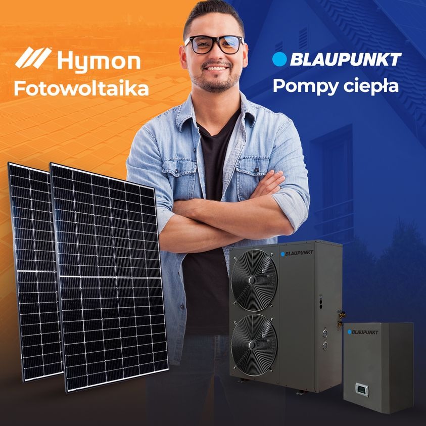 Uśmiechnięty mężczyzna w okularach prezentuje panele fotowoltaiczne Hymoń i pompę ciepła Blaupunkt na tle domu.