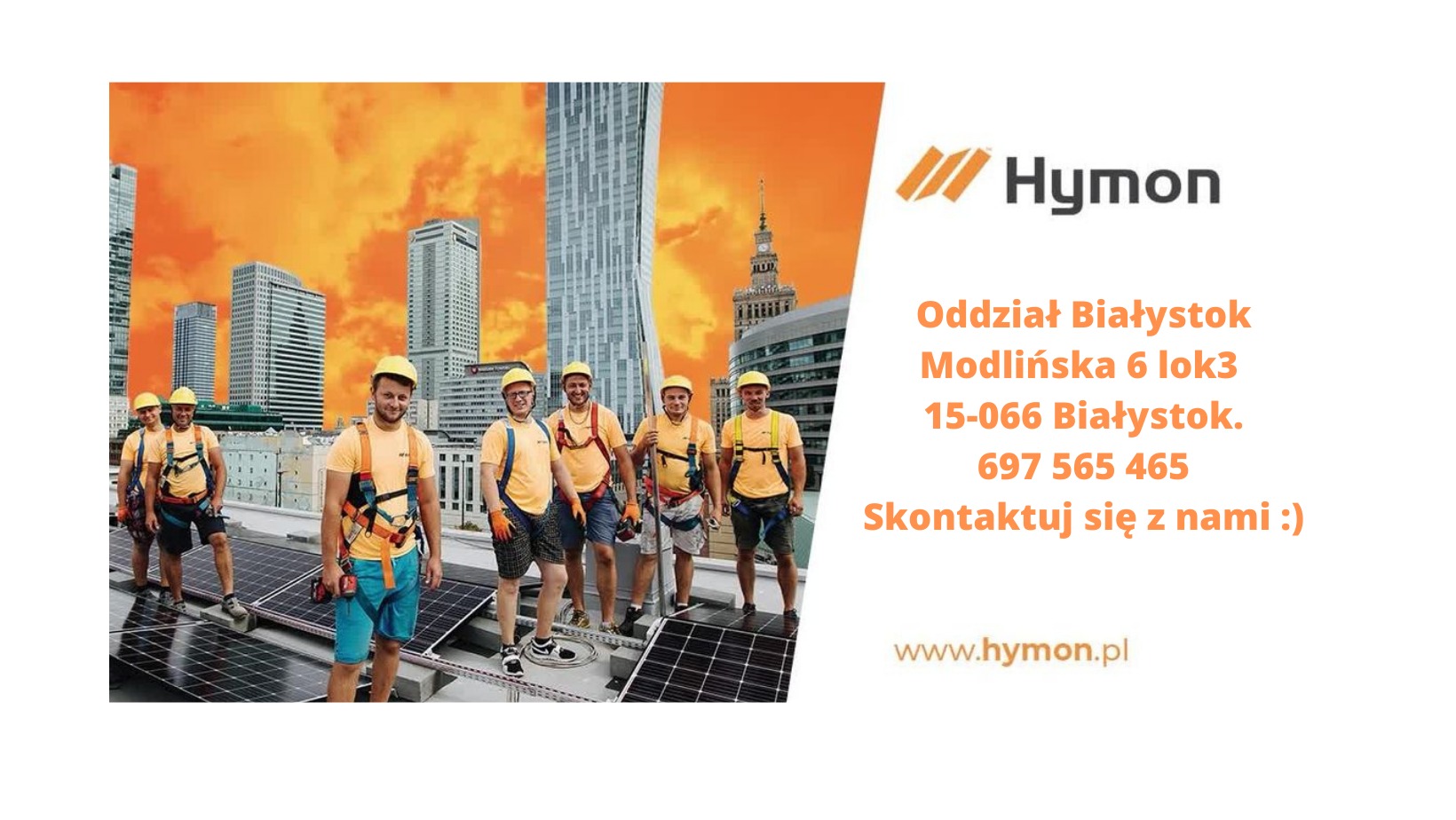 Grupa monterów w żółtych kaskach i uprzężach, stojąca na dachu z panelami słonecznymi na tle warszawskich wieżowców i pomarańczowego nieba, obok logo firmy Hymon i danych kontaktowych.