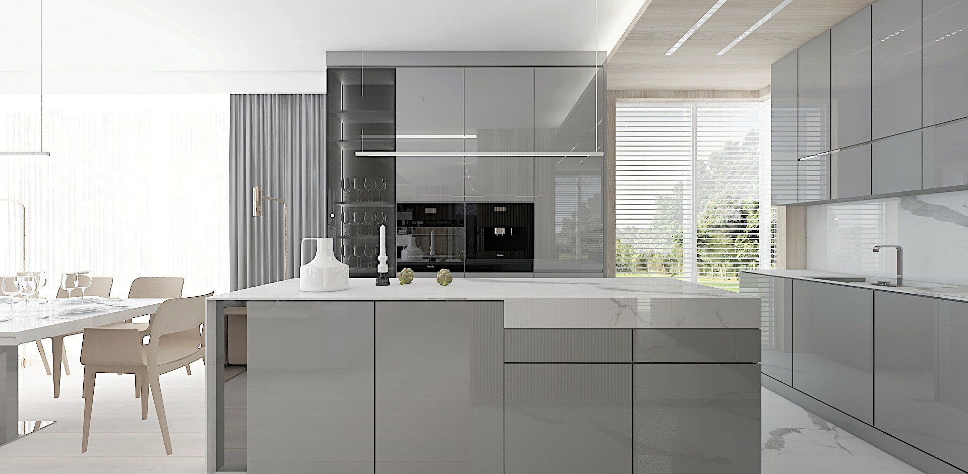 Nowoczesna kuchnia w odcieniach szarości z wyspą, białym blatem imitującym marmur, przeszkloną szafką z kieliszkami i widokiem na zieleń za oknem.