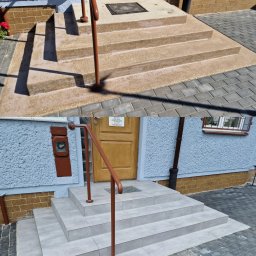 GOLD RENOVATION - Porównanie schodów wejściowych przed i po remoncie: stare, betonowe schody z poręczą kontra nowe, wyłożone jasnymi płytkami, z odnowioną poręczą.