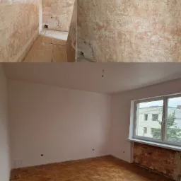Pokój w Toruniu w trakcie remontu, widoczne przygotowane do malowania ściany z fragmentami starej powłoki i odsłoniętą ścianą pod oknem, parkiet na podłodze.
