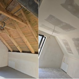 GOLD RENOVATION - Poddasze przed i po gładziowaniu: surowe drewno więźby dachowej kontrastuje z gładką, pomalowaną powierzchnią ścian i sufitu. Widoczne okno i fragment instalacji elektrycznej.