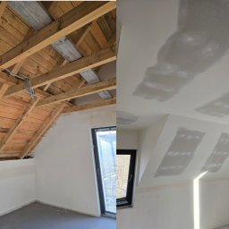 GOLD RENOVATION - Poddasze przed i po: surowa drewniana konstrukcja dachu kontra wygładzone, białe ściany i sufit z widocznymi łatami gładzi. Okno w czarnej ramie.