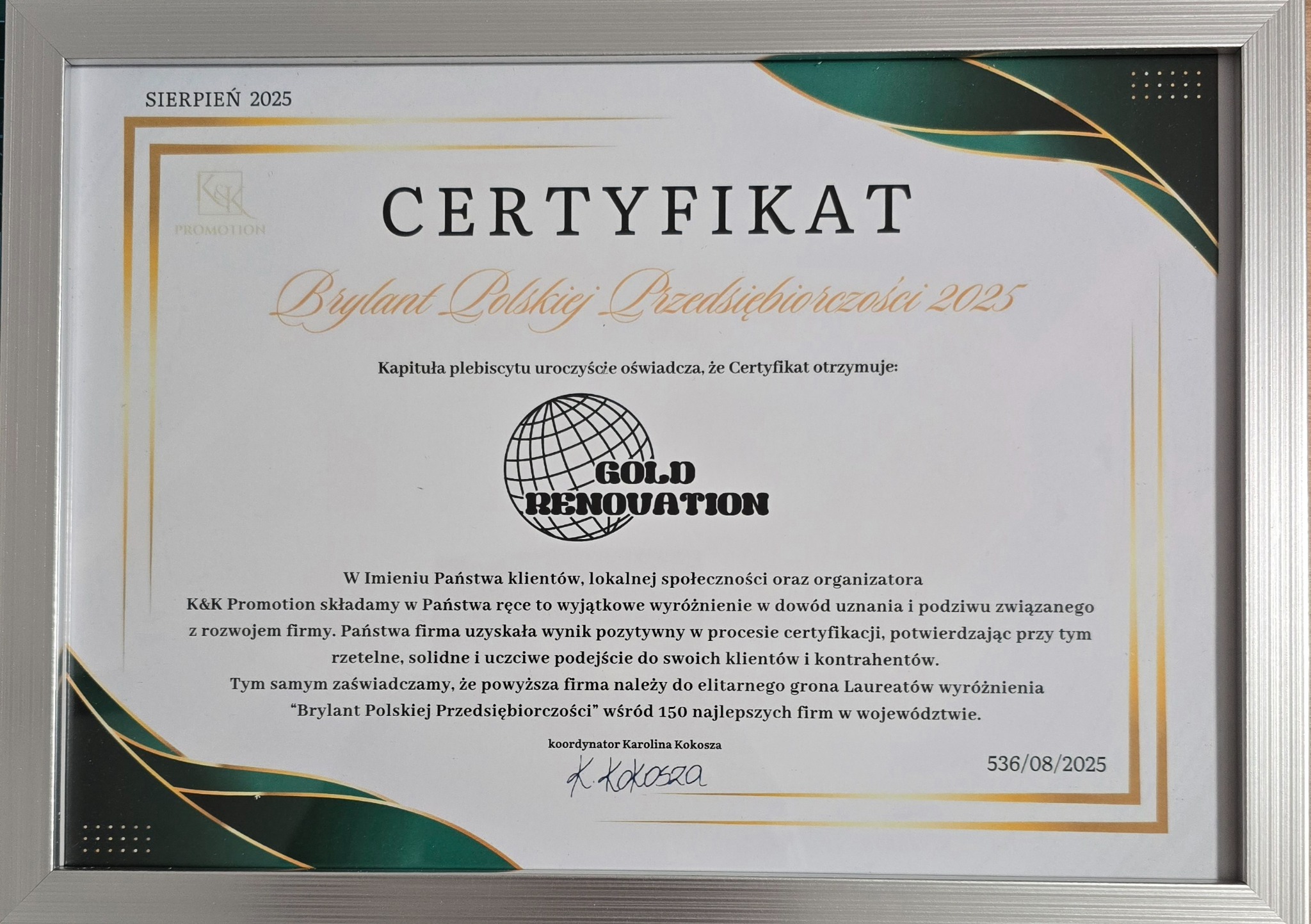 Oprawiony w srebrną ramkę certyfikat 'Brylant Polskiej Przedsiębiorczości 2025' z logo 'Gold Renovation', podpisany przez koordynatora Karolinę Kokoszę.