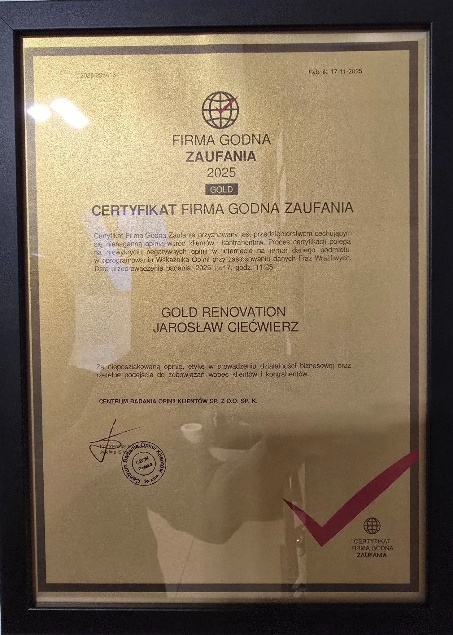 Oprawiony w ramkę certyfikat 'Firma Godna Zaufania 2025 GOLD' dla GOLD RENOVATION Jarosław Ciećwierz, potwierdzający pozytywną opinię klientów i kontrahentów.
