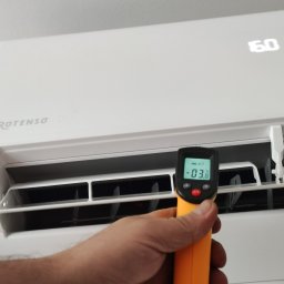 ADEK - Pomiar temperatury -3.8 stopni Celsjusza na wylocie powietrza z klimatyzatora Rotenso za pomocą termometru laserowego.