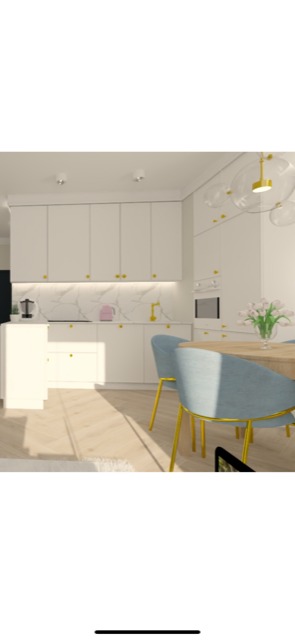 Wnętrze jasnej kuchni z białymi szafkami, złotymi uchwytami i blatem z efektem marmuru, oświetlonej przez wiszące lampy w kształcie baniek i promienie słoneczne padające na drewnianą podłogę,...