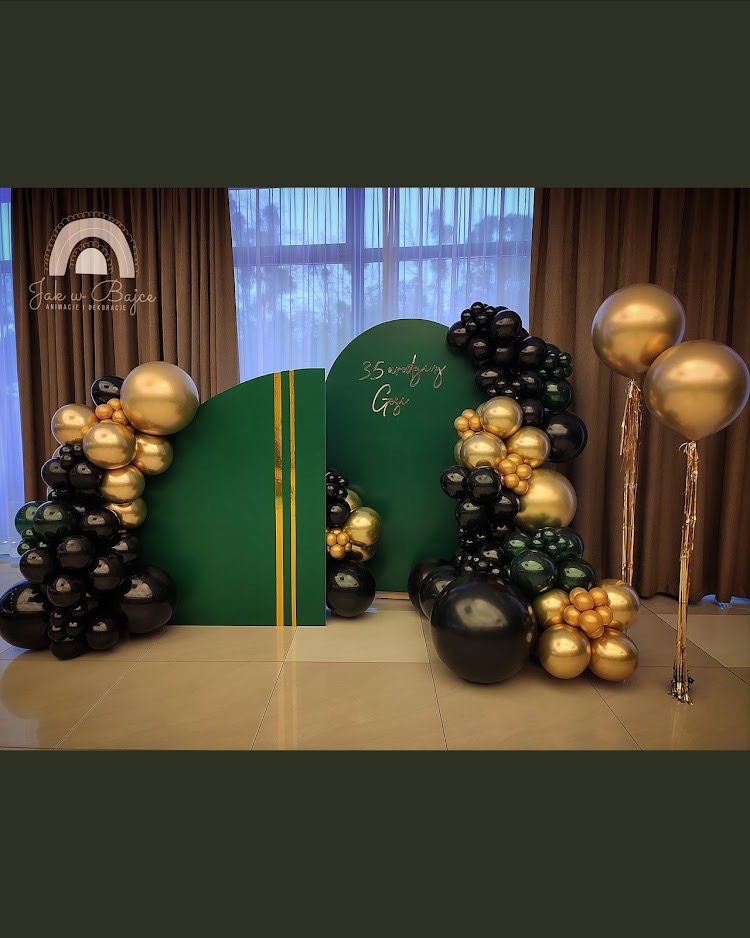 Dekoracja urodzinowa z balonów w kolorach złotym i czarnym, z zielonym tłem i napisem '35 urodziny Goji'.