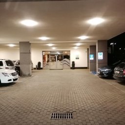 Oświetlenie parkingu przed hotelem. Panele LED PLATO Ultra.