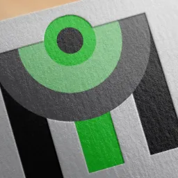 Projekt logo z geometrycznym motywem oka w odcieniach szarości i zieleni na teksturowanym papierze.