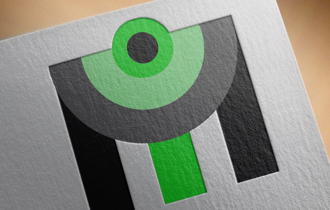 Projekt logo z geometrycznym motywem oka w odcieniach szarości i zieleni na teksturowanym papierze.