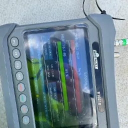 Miernik sygnału satelitarnego Signal R10210 z wyświetlonymi parametrami: moc 90.2 dBuV, MER 16.1 dB, C/N 17.2 dB, BER 1.0E-9, ustawiony na tryb DVB-S, QPSK, RollOff 0p35, CodeRate 3/4,...