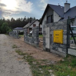 Fundamury - Ogrodzenie murowane z pustaków.