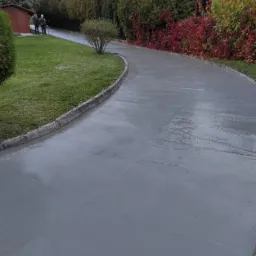 Droga wewnętrzna z betonu.