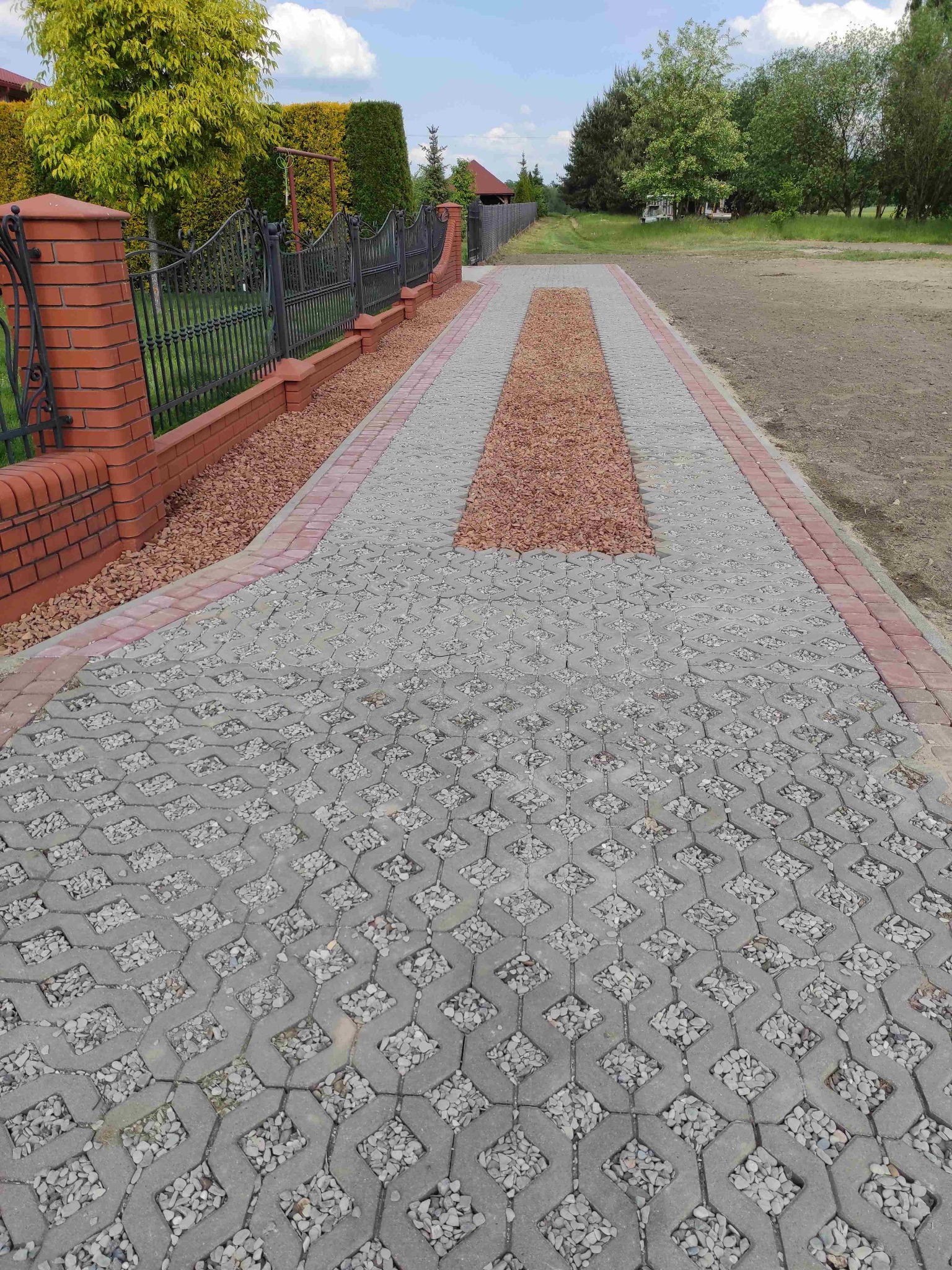 Droga z płyt ażurowych.