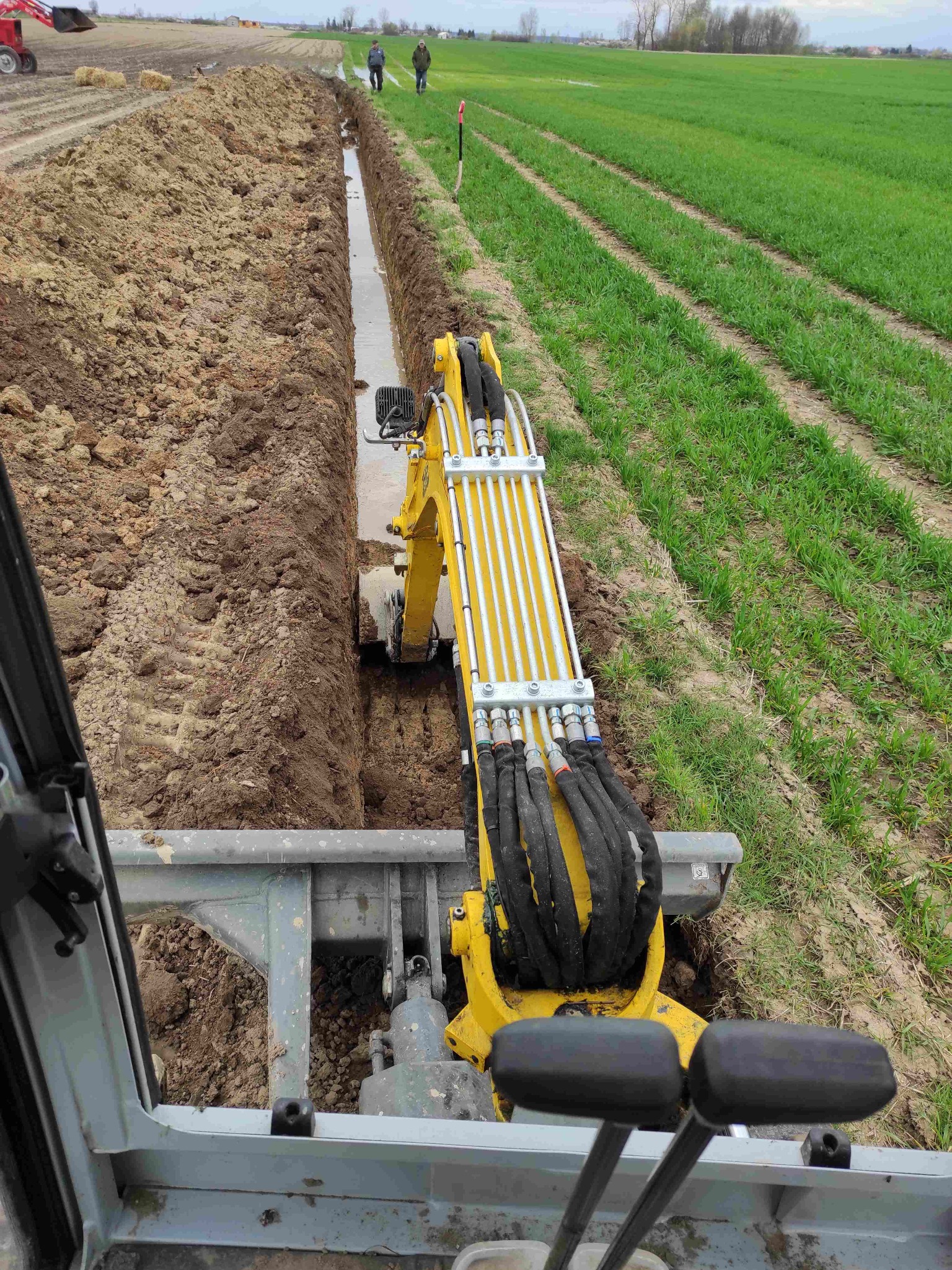 Odwodnienie pola, melioracja. Usługi minikoparką.