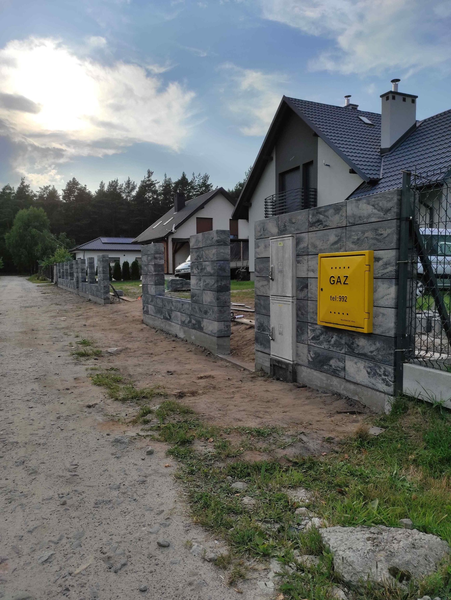 Ogrodzenie murowane z pustaków.