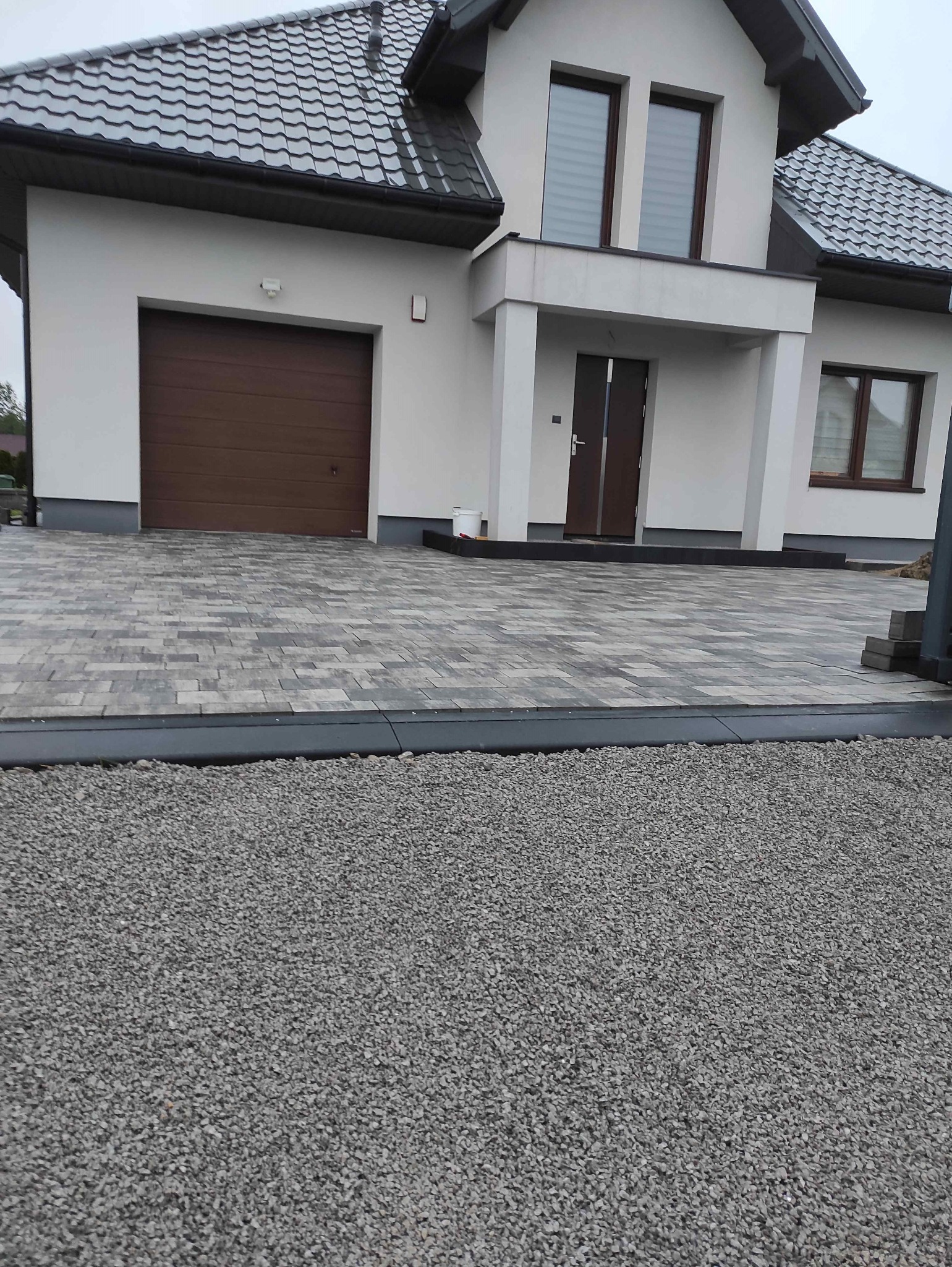 Kostka brukowa podjazd do garażu.