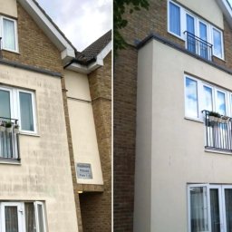 Darek - Zdjęcie elewacji budynku przed i po czyszczeniu, z balkonem z kwiatami. Widoczna różnica w odcieniu i czystości elewacji, okna odbijają niebo.