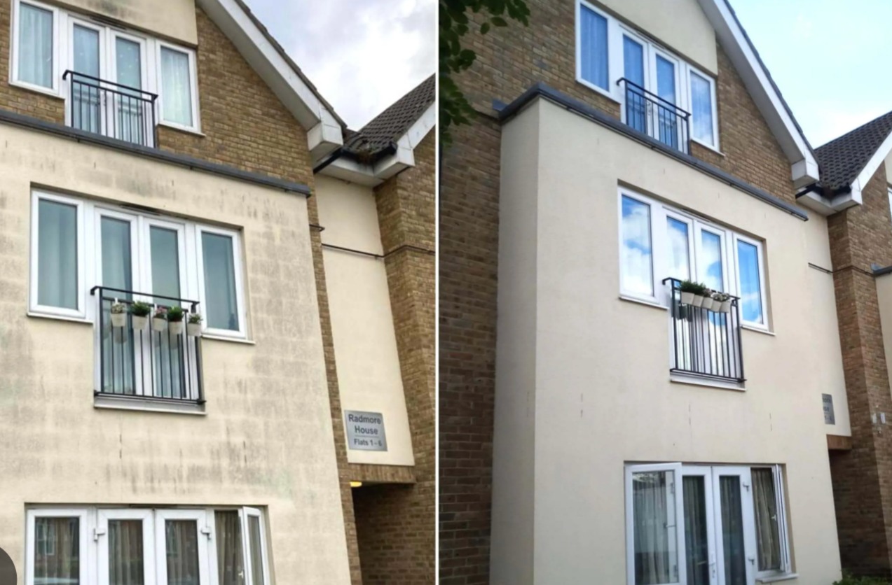 Zdjęcie elewacji budynku przed i po czyszczeniu, z balkonem z kwiatami. Widoczna różnica w odcieniu i czystości elewacji, okna odbijają niebo.